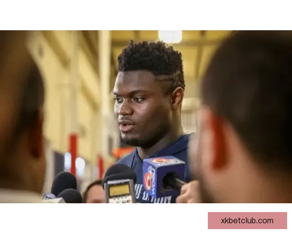 巴雷特在比赛中被队友锡安误伤肩膀 已返回更衣室接受治疗